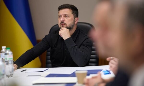 Зеленський провів екстрене засідання Ставки за участю командирів корпусів та виробників озброєння.