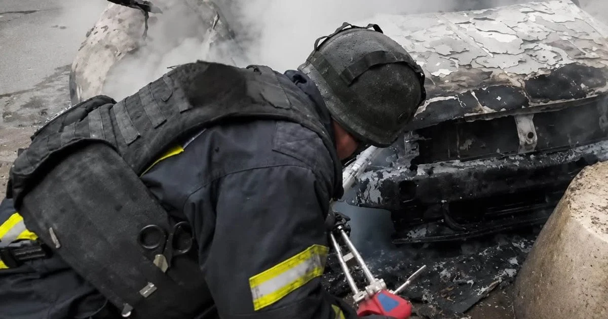 Російський дрон атакував автомобіль у Херсоні — загинули двоє працівників Пенсійного фонду України. Російський дрон атакував автомобіль у Херсоні — загинули двоє працівників Пенсійного фонду України.