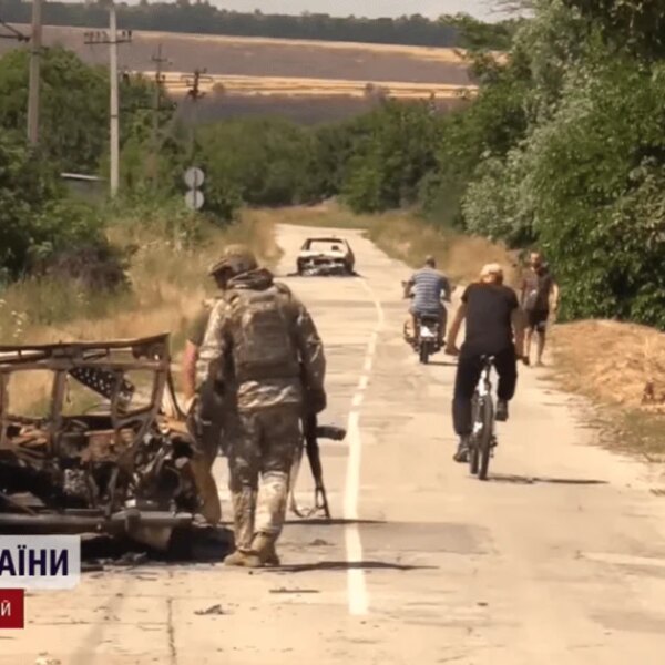 Спалені машини та сітки проти дронів: росіяни вистежують людей уздовж доріг — жахливі наслідки (фото, відео)