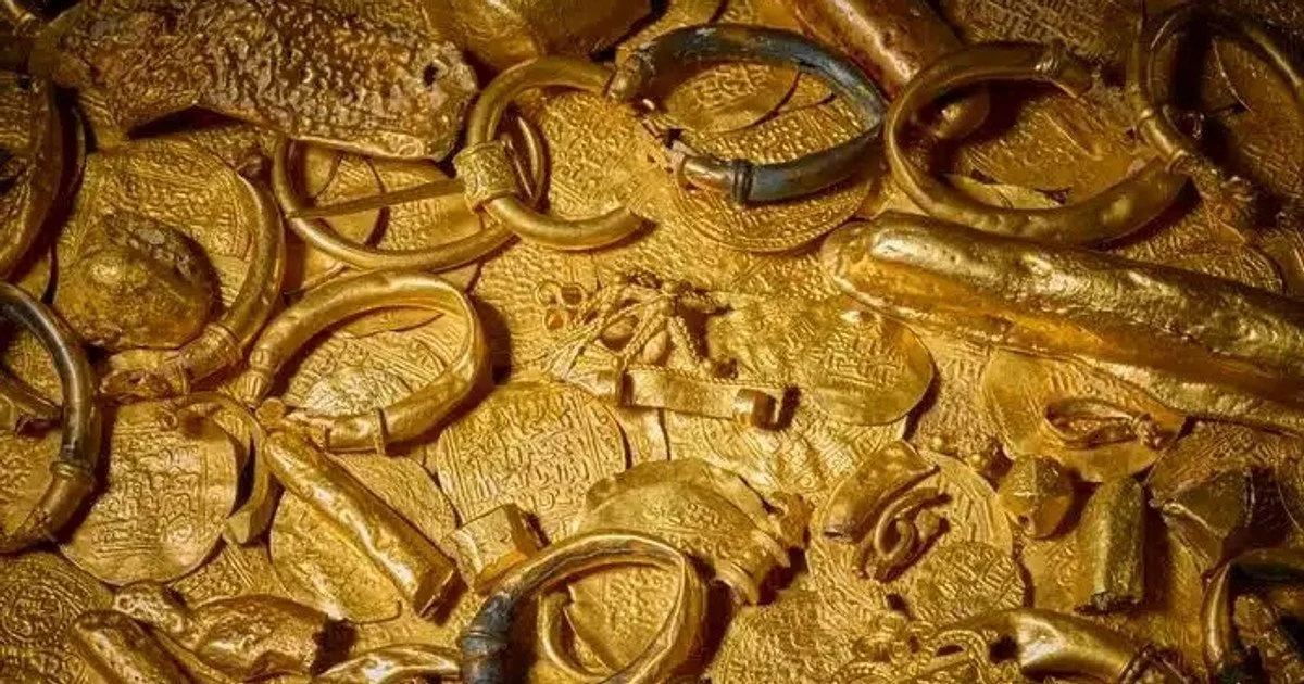 Золоті монети та ювелірні вироби, знайдені на дні моря Золоті монети та ювелірні вироби, знайдені на дні моря