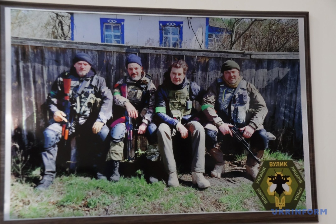 Світлина Євгена Нищука з побратимами в робочому кабінеті