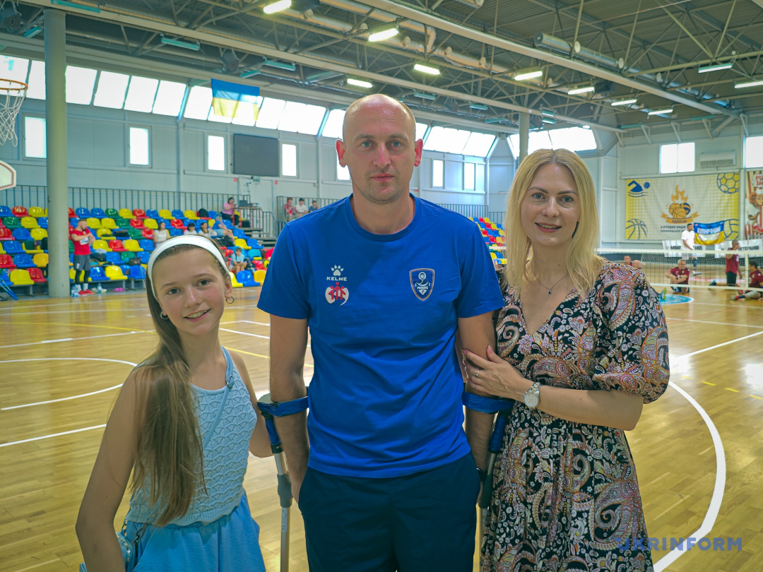 Олександр Говоруха з родичкою Іриною Декайло-Смакулою і її донькою Міланою, які прийшли його підтримати Олександр Говоруха з родичкою Іриною Декайло-Смакулою і її донькою Міланою, які прийшли його підтримати